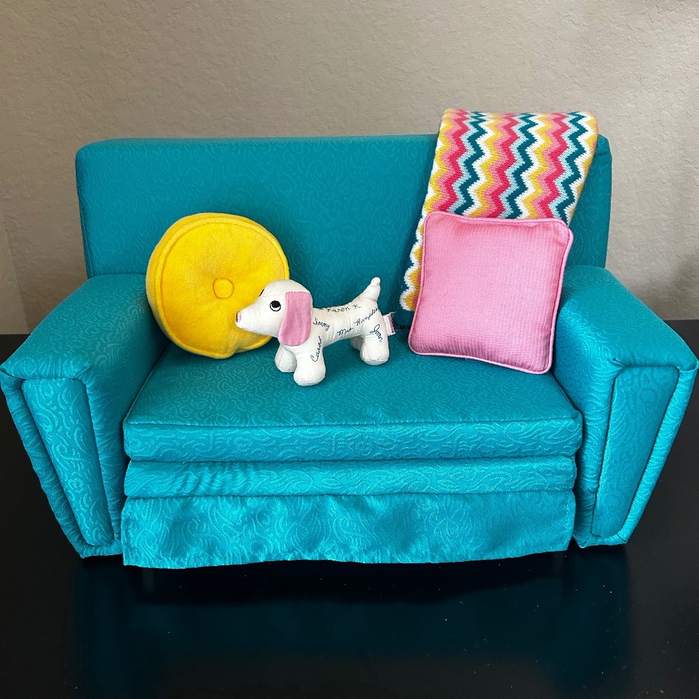 American Girl MARYELLEN SOFA BED SET. Like New. ( RETIRED)